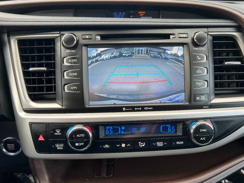 Used 2017 Toyota Highlander XLE w/ Carpet Mat Package AWD/4WD image 40