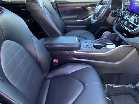 Certified 2025 Toyota Highlander XLE image 14