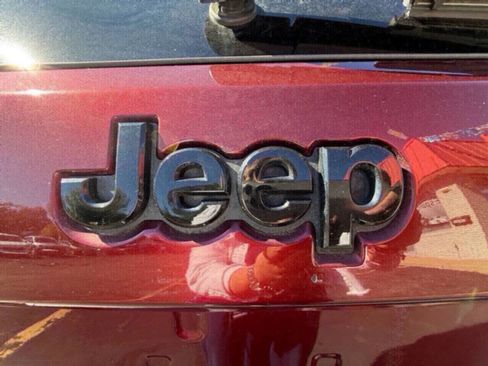 Used 2020 Jeep Grand Cherokee Altitude image 19