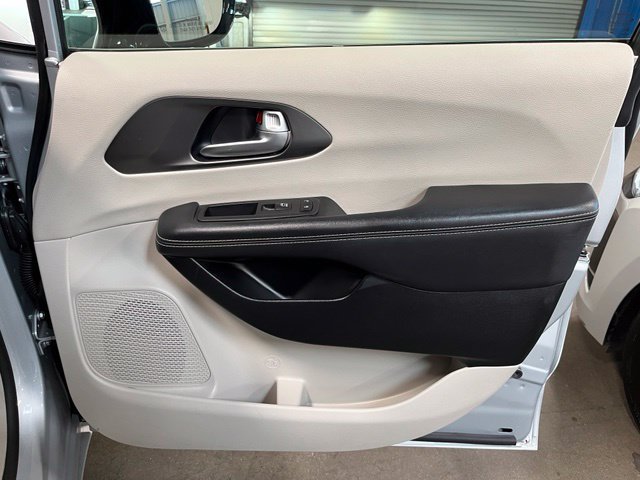 Used 2024 Chrysler Pacifica Touring-L FWD image 11