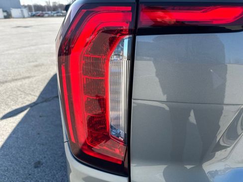 Used 2023 GMC Yukon XL SLT image 44