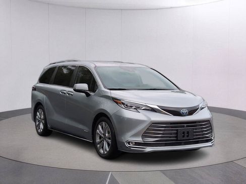 Used 2021 Toyota Sienna Platinum FWD image 9