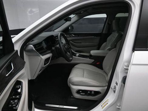 Used 2023 Jeep Grand Cherokee Overland w/ Adv Protech Group III AWD/4WD image 9
