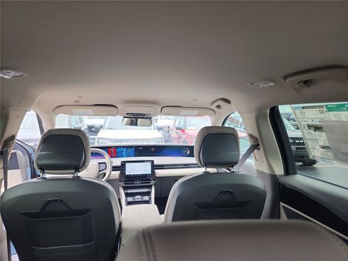 New 2025 Lincoln Nautilus Premier image 18