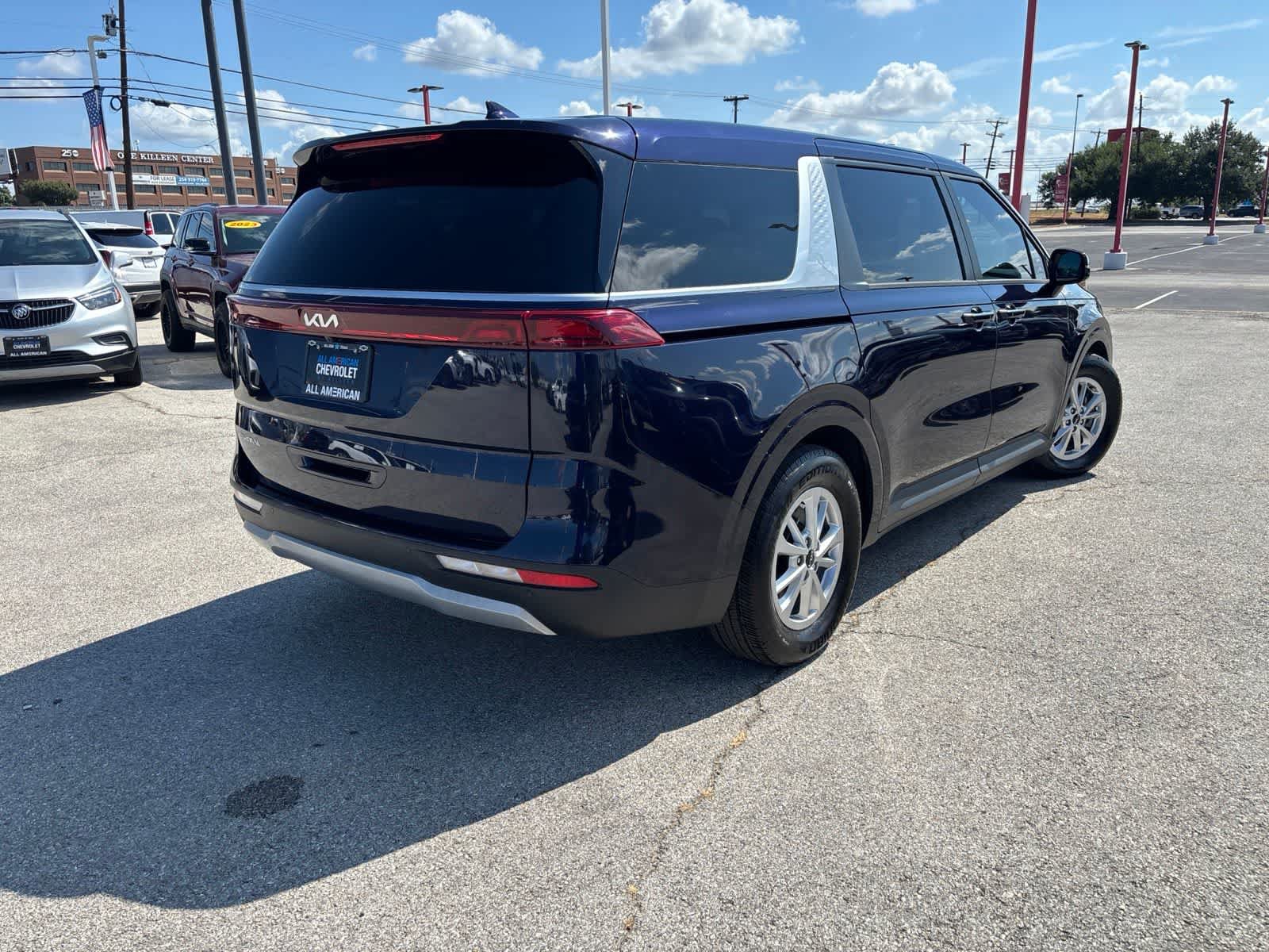 Used 2023 Kia Carnival LX FWD image 3
