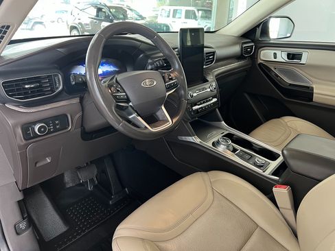 Used 2020 Ford Explorer Platinum w/ Premium Technology Package AWD/4WD image 9