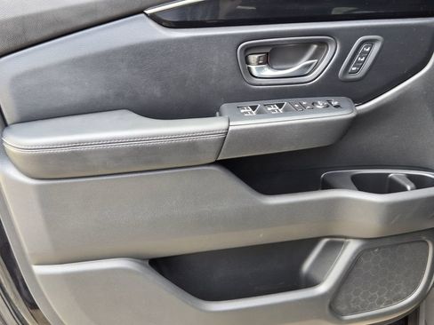 Used 2023 Honda Pilot Touring image 11