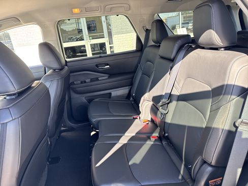 Used 2024 Nissan Pathfinder SL image 12
