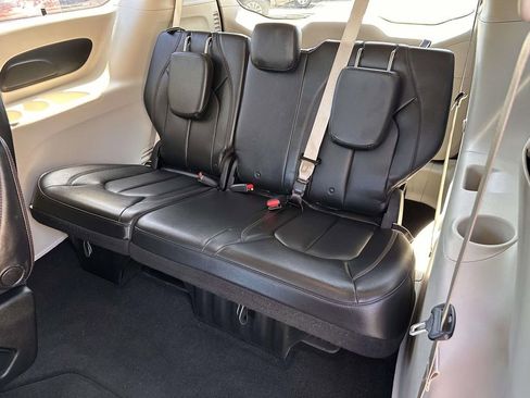 Used 2018 Chrysler Pacifica Touring-L FWD image 13