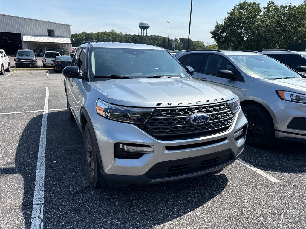 Used 2024 Ford Explorer XLT w/ Equipment Group 202A AWD/4WD image 3