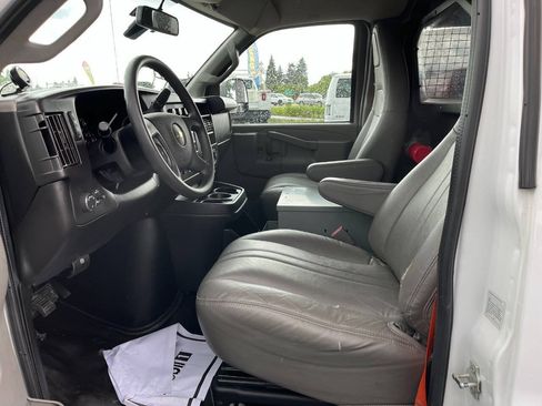 Used 2018 Chevrolet Express 2500 w/ Driver Convenience Package RWD image 10