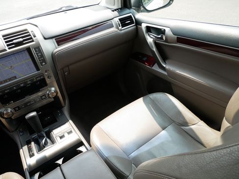 Used 2018 Lexus GX 460 Premium w/ Premium Package AWD/4WD image 11