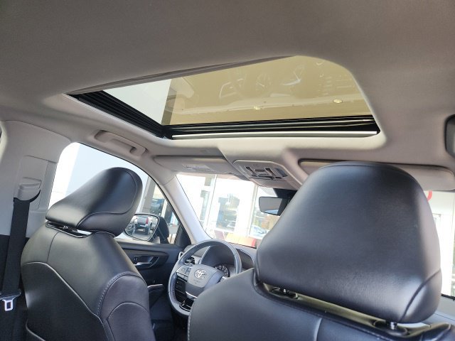 Used 2021 Toyota Highlander XLE AWD/4WD image 25