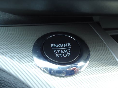 Used 2023 Ford Explorer XLT w/ Equipment Group 202A AWD/4WD image 21