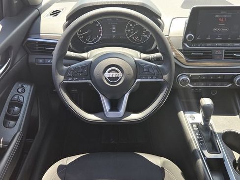 Used 2025 Nissan Altima 2.5 SV FWD image 11