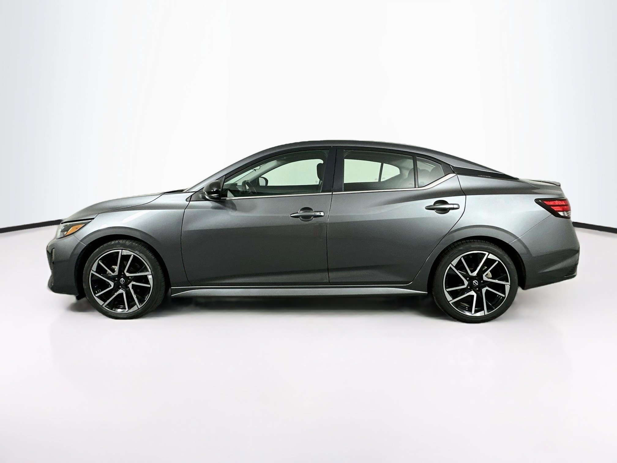 Used 2025 Nissan Sentra SR FWD image 4