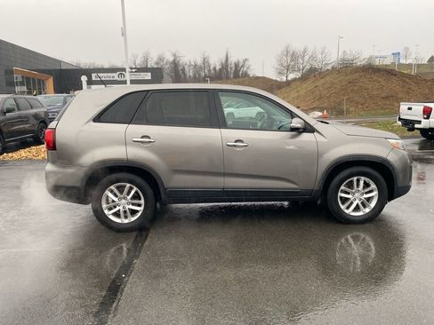 Used 2015 Kia Sorento LX image 2