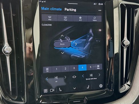 Used 2025 Volvo XC60 B5 Plus image 22