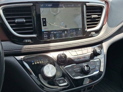 Certified 2020 Chrysler Pacifica Limited FWD image 21