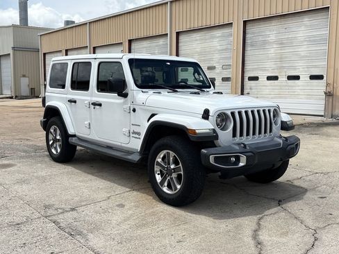 Used 2018 Jeep Wrangler Unlimited Sahara AWD/4WD image 3