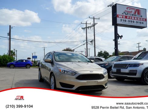 Used 2018 Ford Focus SE FWD image 1