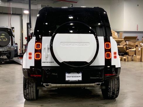 New 2026 Land Rover Defender 110 X-Dynamic SE image 4