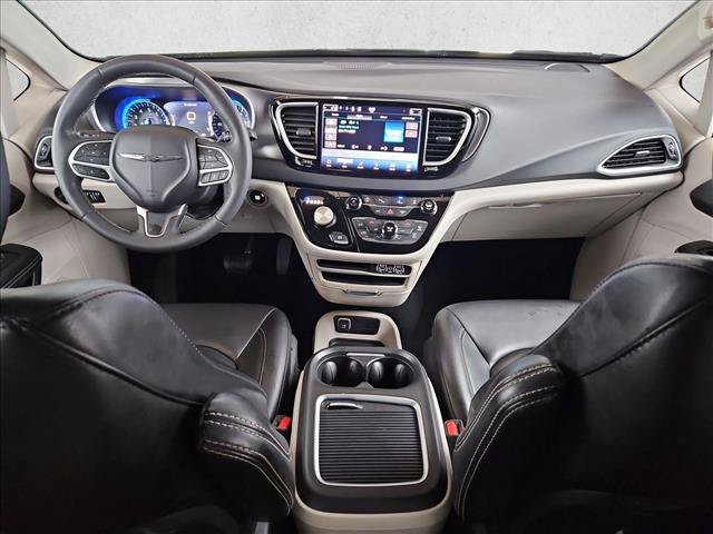 Used 2023 Chrysler Pacifica Touring-L FWD image 17