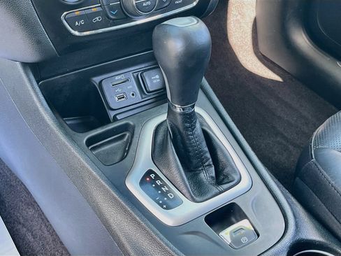 Used 2016 Jeep Cherokee Overland w/ Technology Group FWD image 16