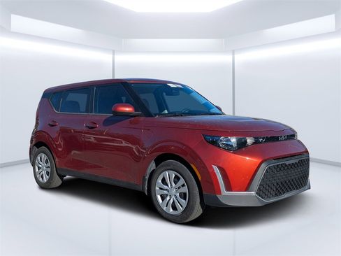 Used 2023 Kia Soul LX image 1