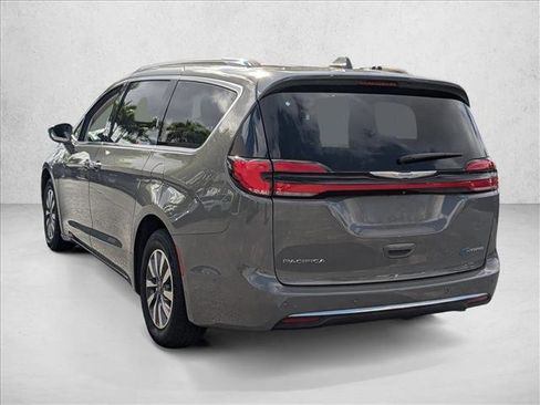 Used 2021 Chrysler Pacifica Touring-L image 7