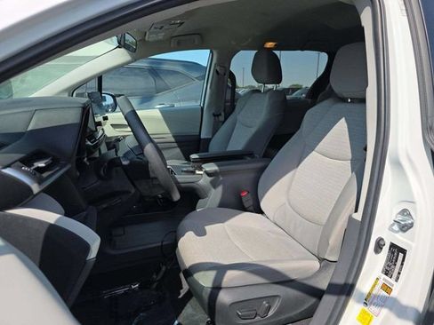 Used 2024 Toyota Sienna LE AWD/4WD image 7