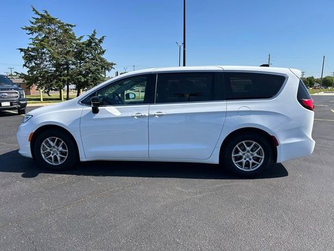 Used 2024 Chrysler Pacifica Touring-L FWD image 6