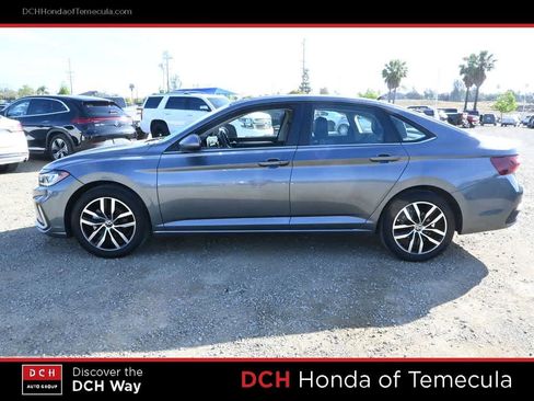 Used 2025 Volkswagen Jetta SE FWD image 4