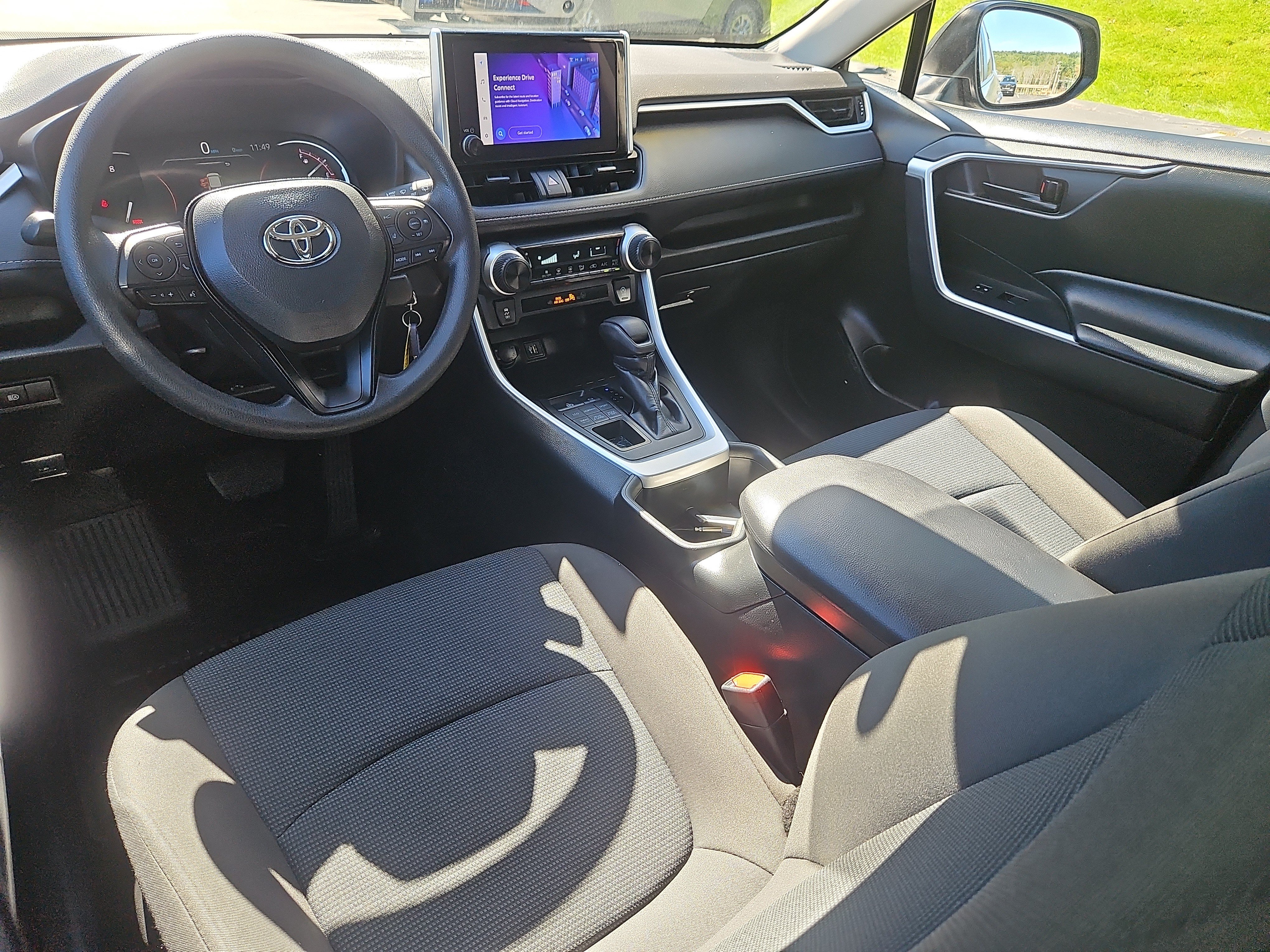 Used 2023 Toyota RAV4 LE AWD/4WD image 3