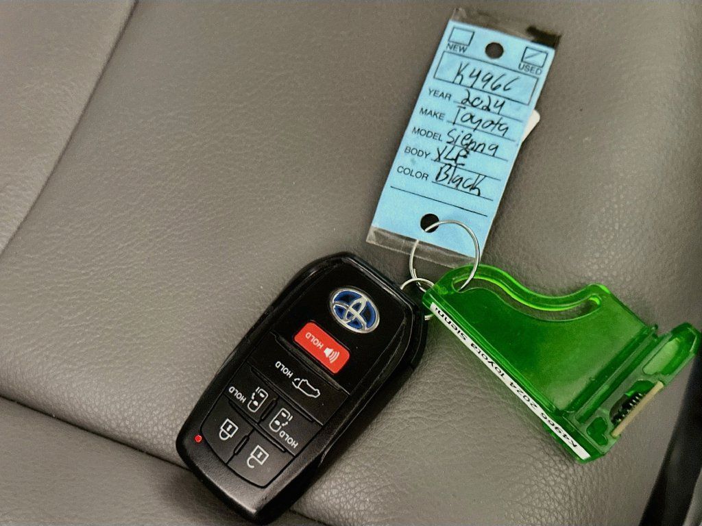 Used 2024 Toyota Sienna XLE FWD image 38