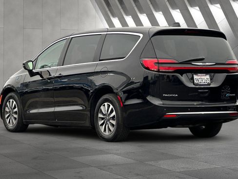 Used 2024 Chrysler Pacifica Select image 6