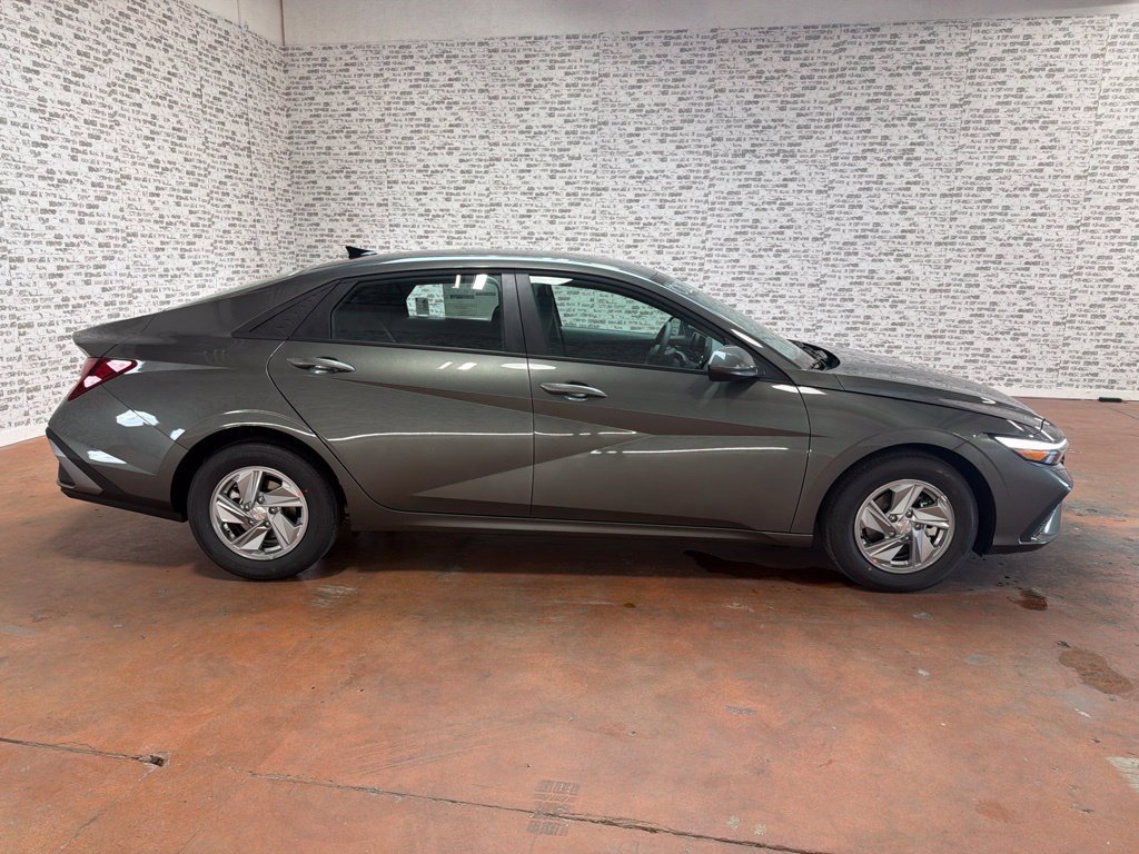 New 2026 Hyundai Elantra SE FWD image 8
