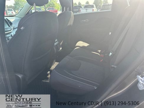 Used 2015 Jeep Cherokee Latitude w/ Cold Weather Group AWD/4WD image 7