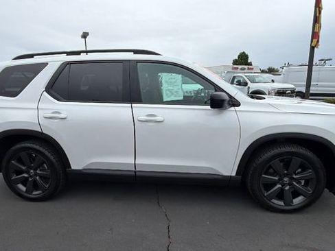 Used 2025 Honda Pilot Sport image 3
