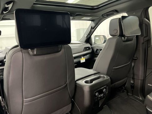 New 2025 Chevrolet Suburban Premier image 31