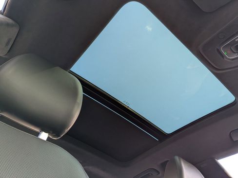 Used 2022 Audi Q8 Prestige w/ Prestige Package image 17