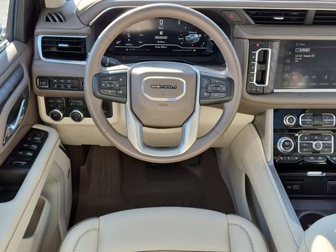 Used 2023 GMC Yukon XL Denali image 13