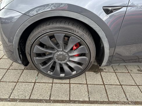 Used 2022 Tesla Model Y Performance AWD/4WD image 9