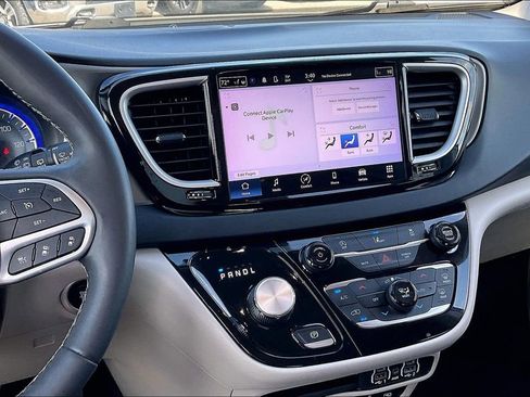 Used 2022 Chrysler Pacifica Touring-L image 9