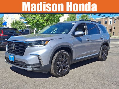 Used 2025 Honda Pilot Touring image 1