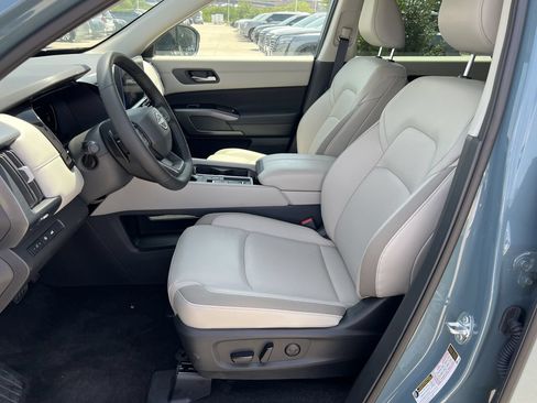 Used 2026 Nissan Pathfinder SL FWD image 6