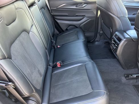 Used 2025 Jeep Grand Cherokee Altitude AWD/4WD image 9