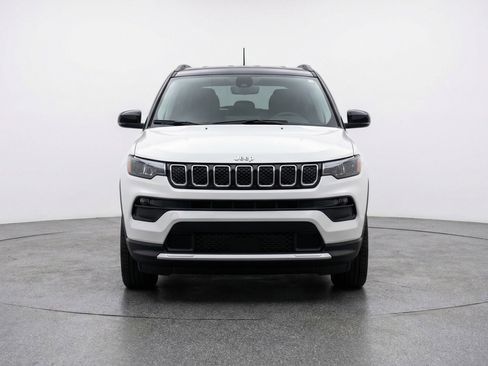 Used 2025 Jeep Compass Limited AWD/4WD image 2