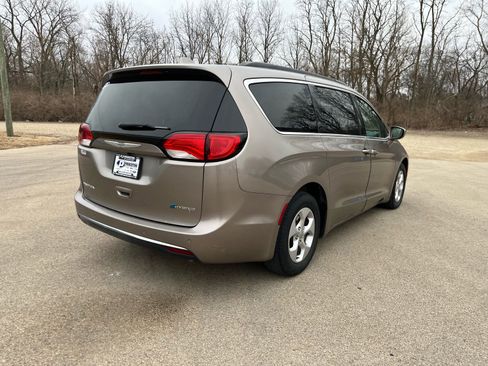 Used 2018 Chrysler Pacifica Touring Plus image 8