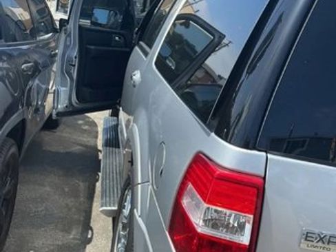 Used 2010 Ford Expedition EL Limited image 21